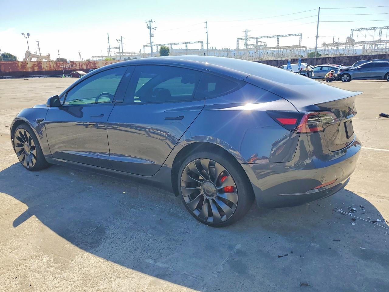 2023 Tesla Model 3 - Фото 2