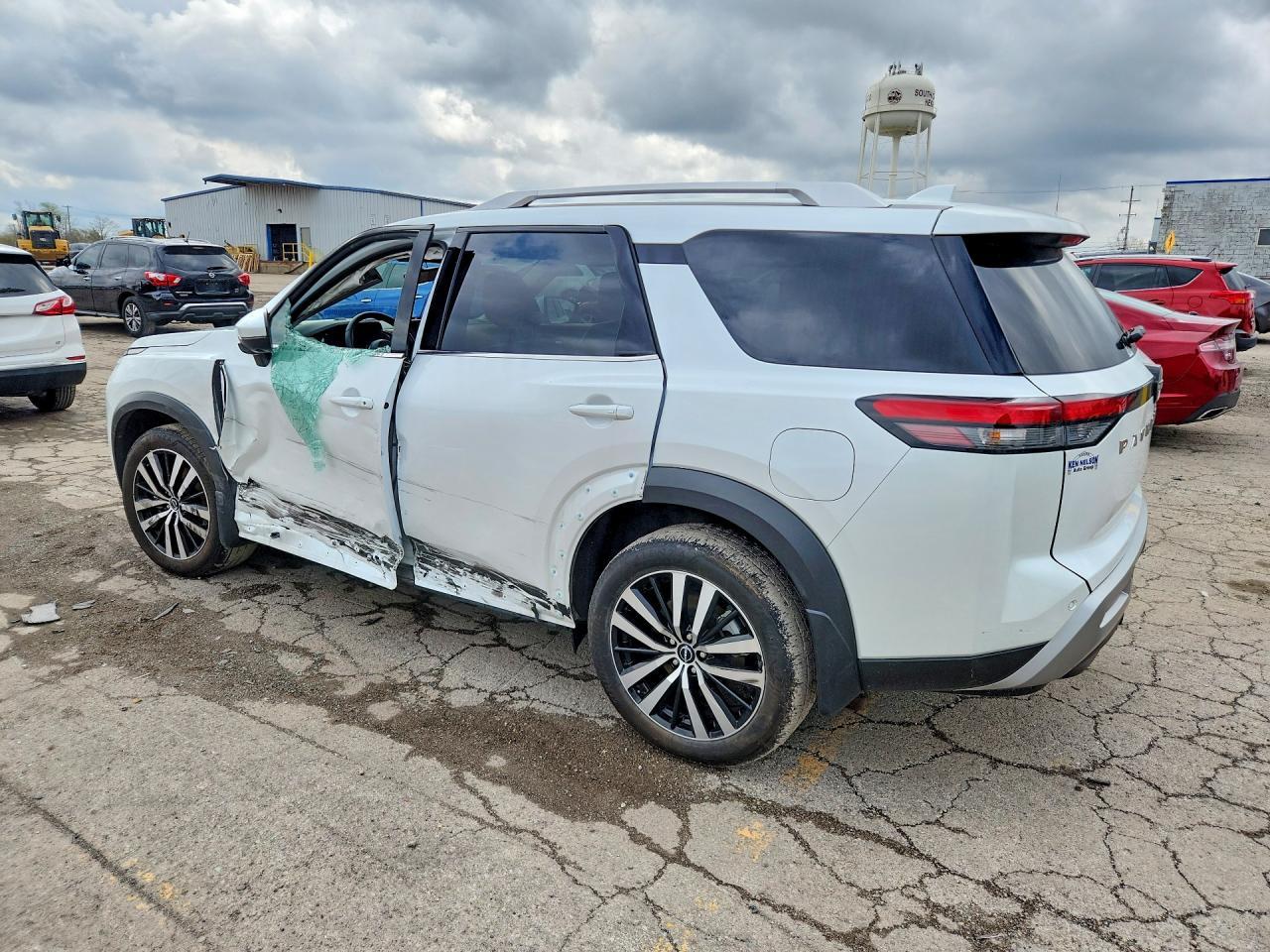 2025 Nissan Pathfinder Platinum - Image 2