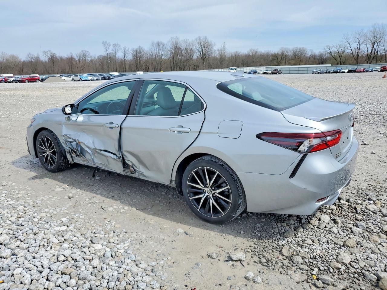 2021 Toyota Camry Se - Фото 2