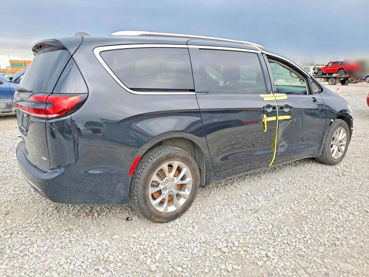 2021 Chrysler Pacifica Touring L - Image 3