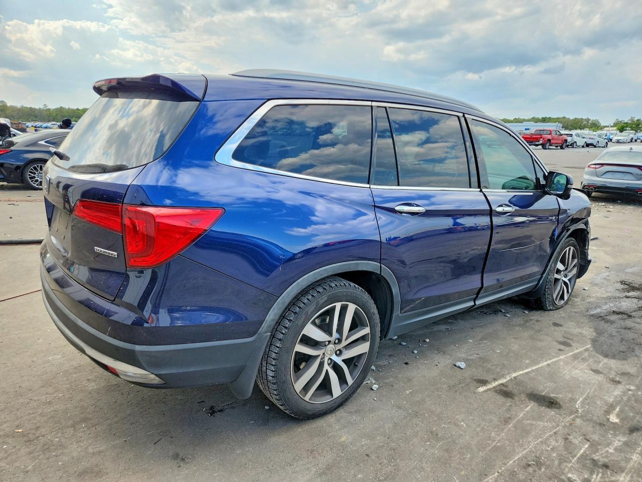 2017 Honda Pilot Touring - Image 3