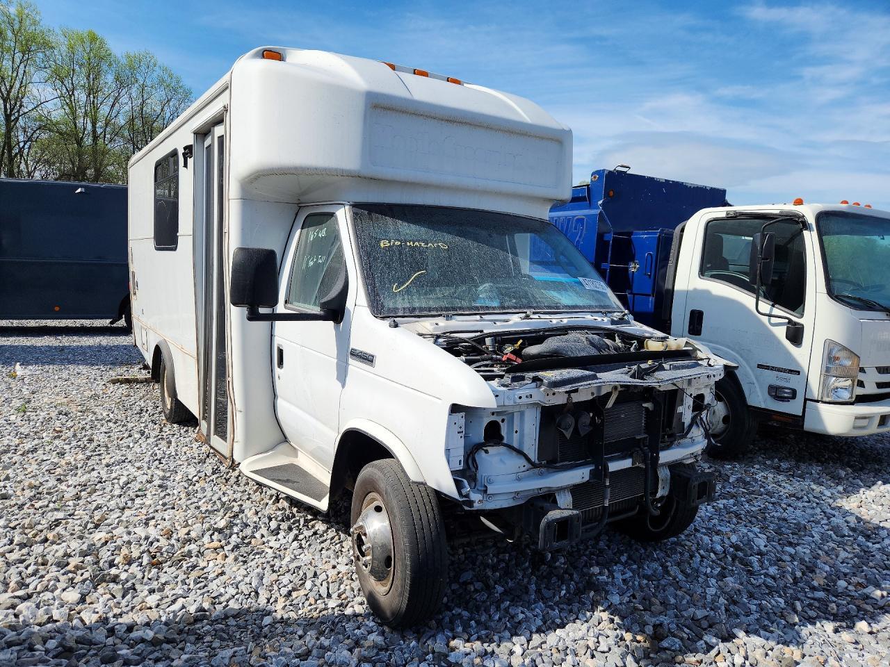 2016 Ford E450 - Фото 4