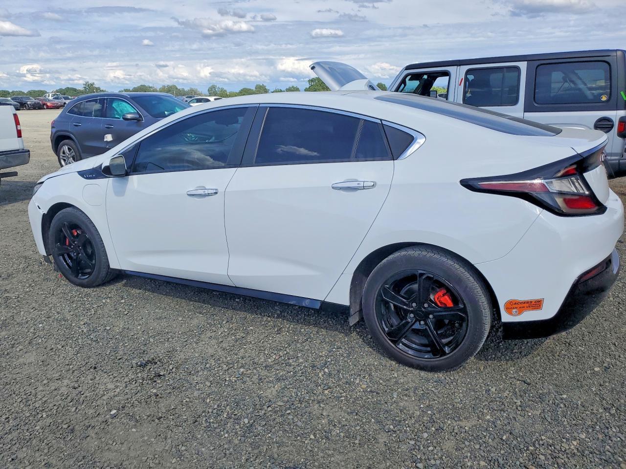 2018 Chevrolet Volt Lt - Image 2