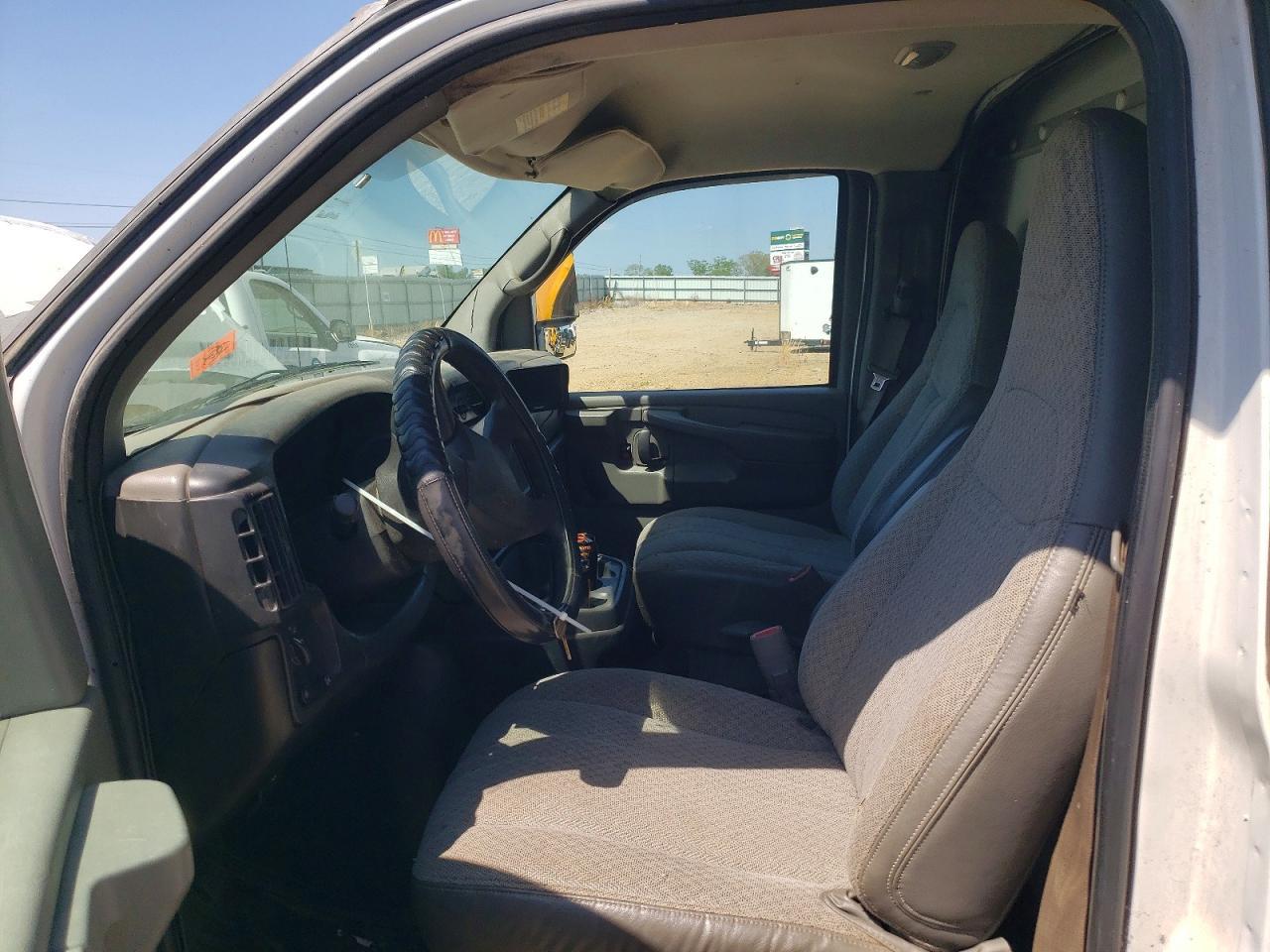 2005 Chevrolet Express G3500 Delivery Truck - Image 7