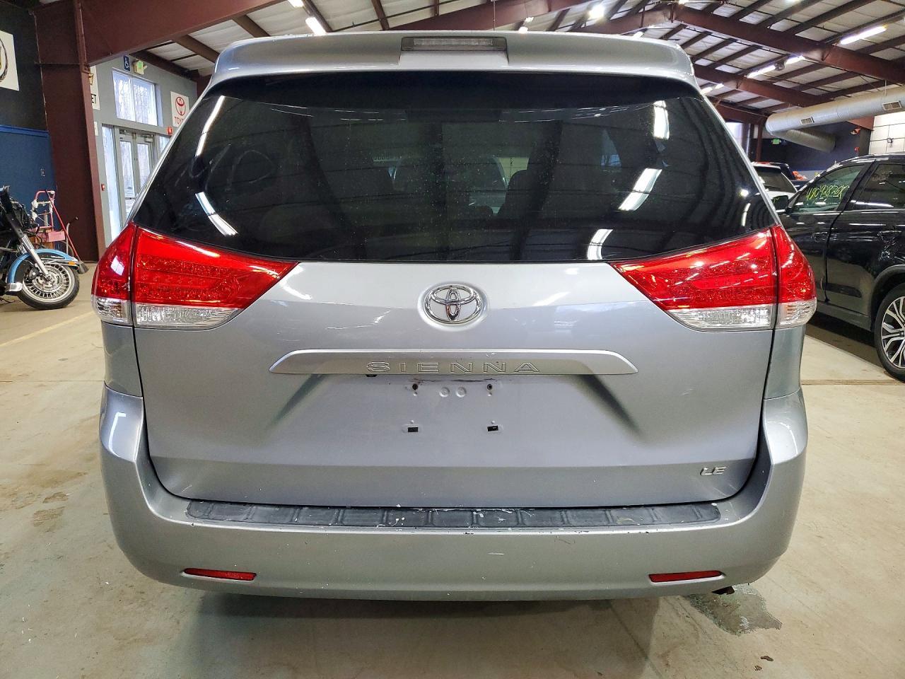 2011 Toyota Sienna Le 8-Passenger - Image 6