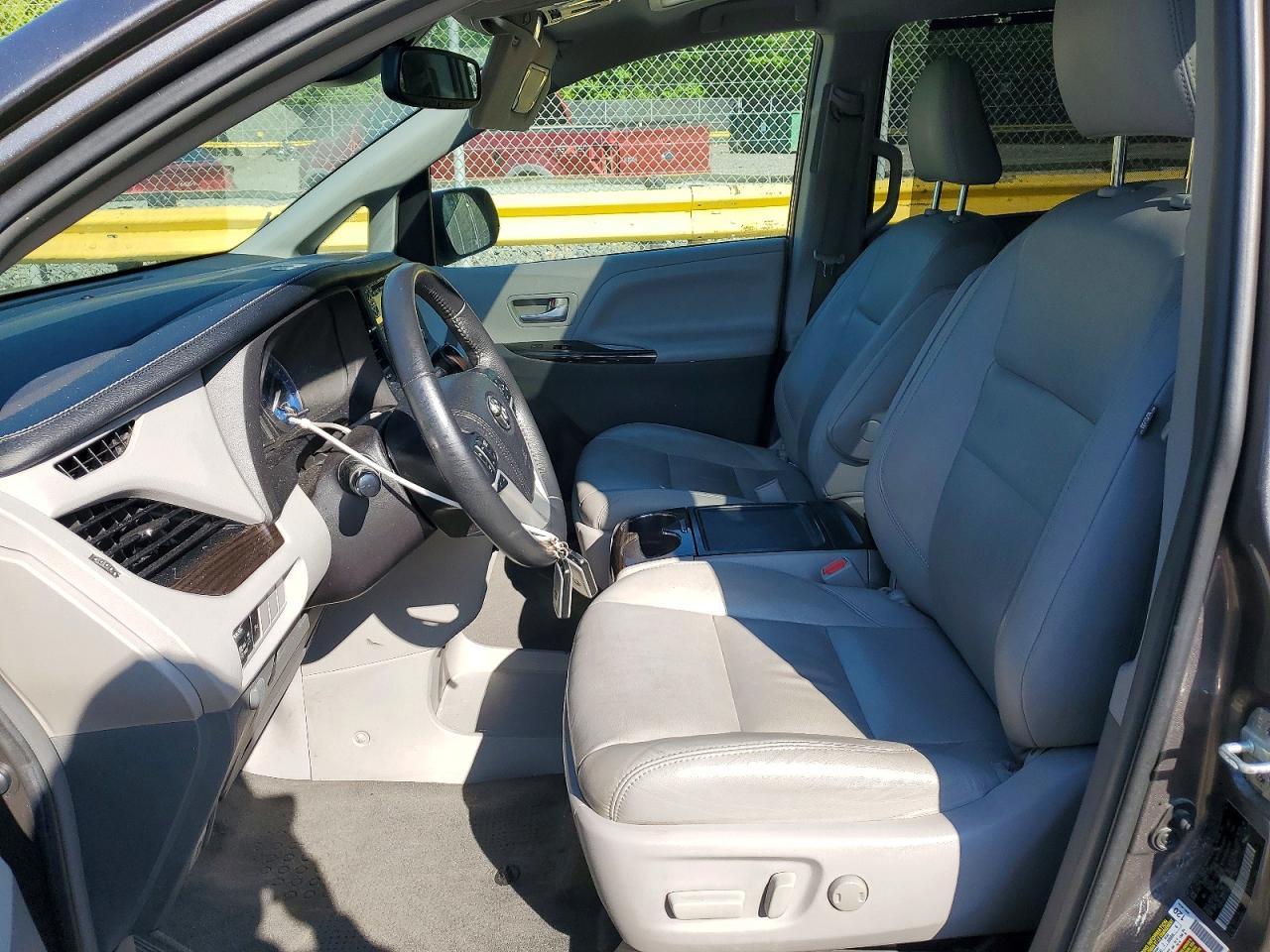 2018 Toyota Sienna Xle 8-Passenger - Image 7