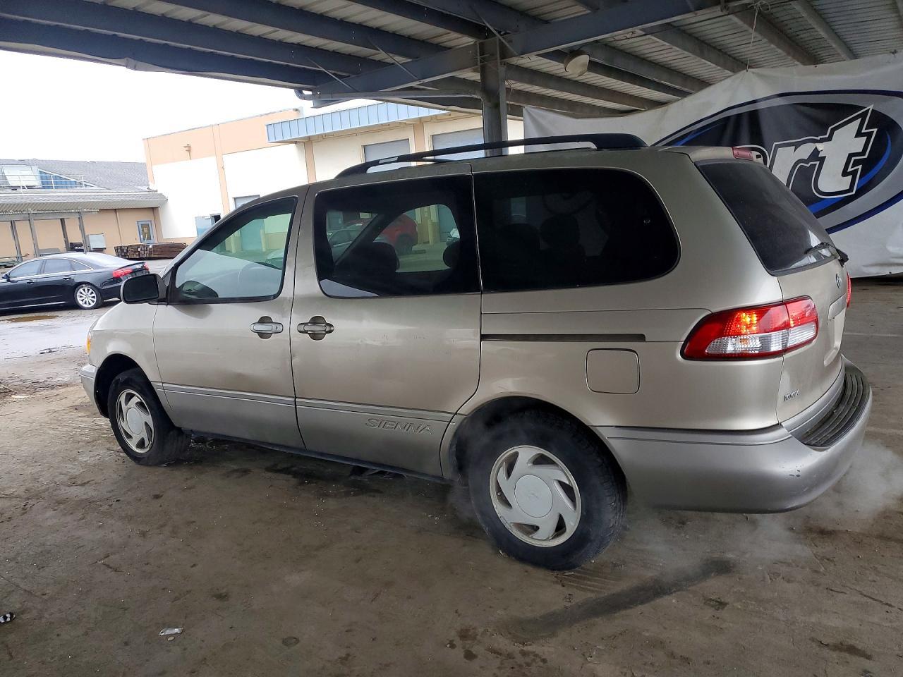 2002 Toyota Sienna - Image 2