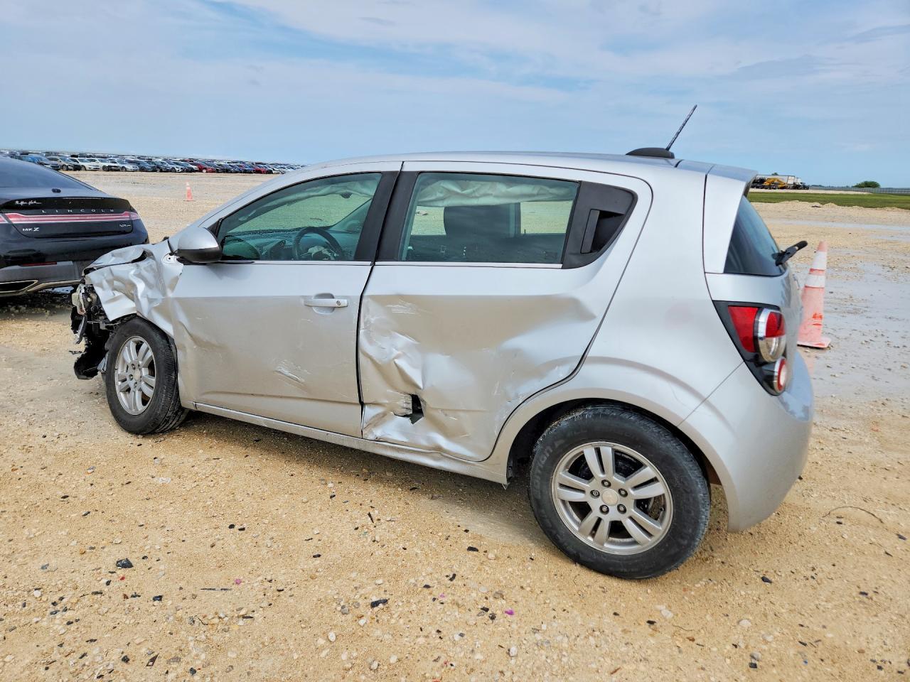 2016 Chevrolet Sonic Lt - Фото 2
