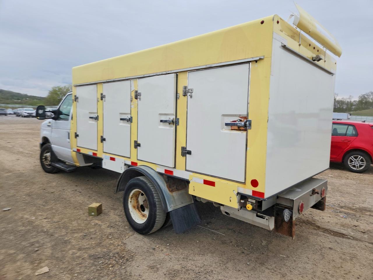 2018 Ford Econoline E450 Super Duty Cutaway Van - Image 2