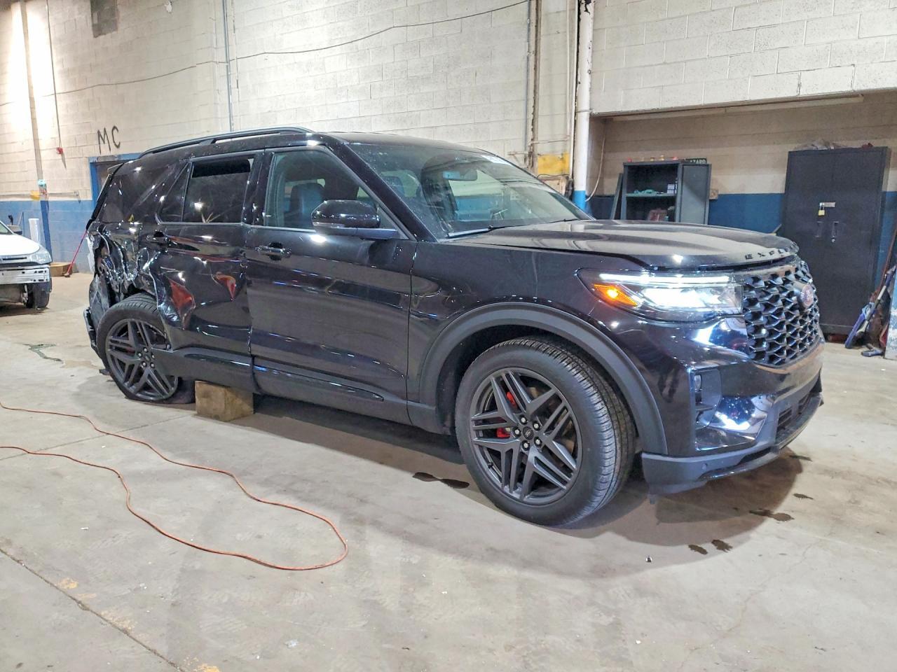 2025 Ford Explorer St - Image 4