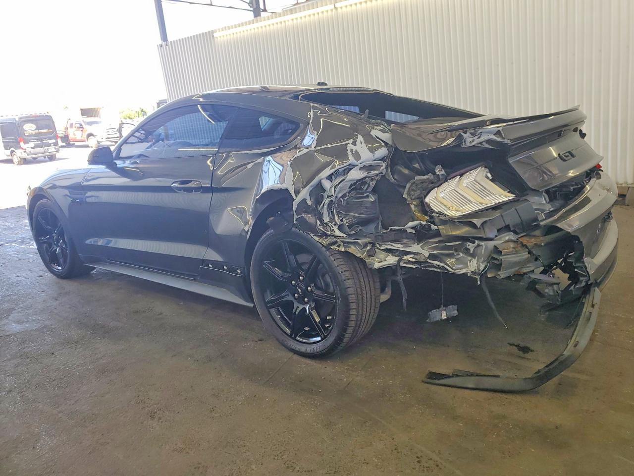 2020 Ford Mustang Gt - Фото 2