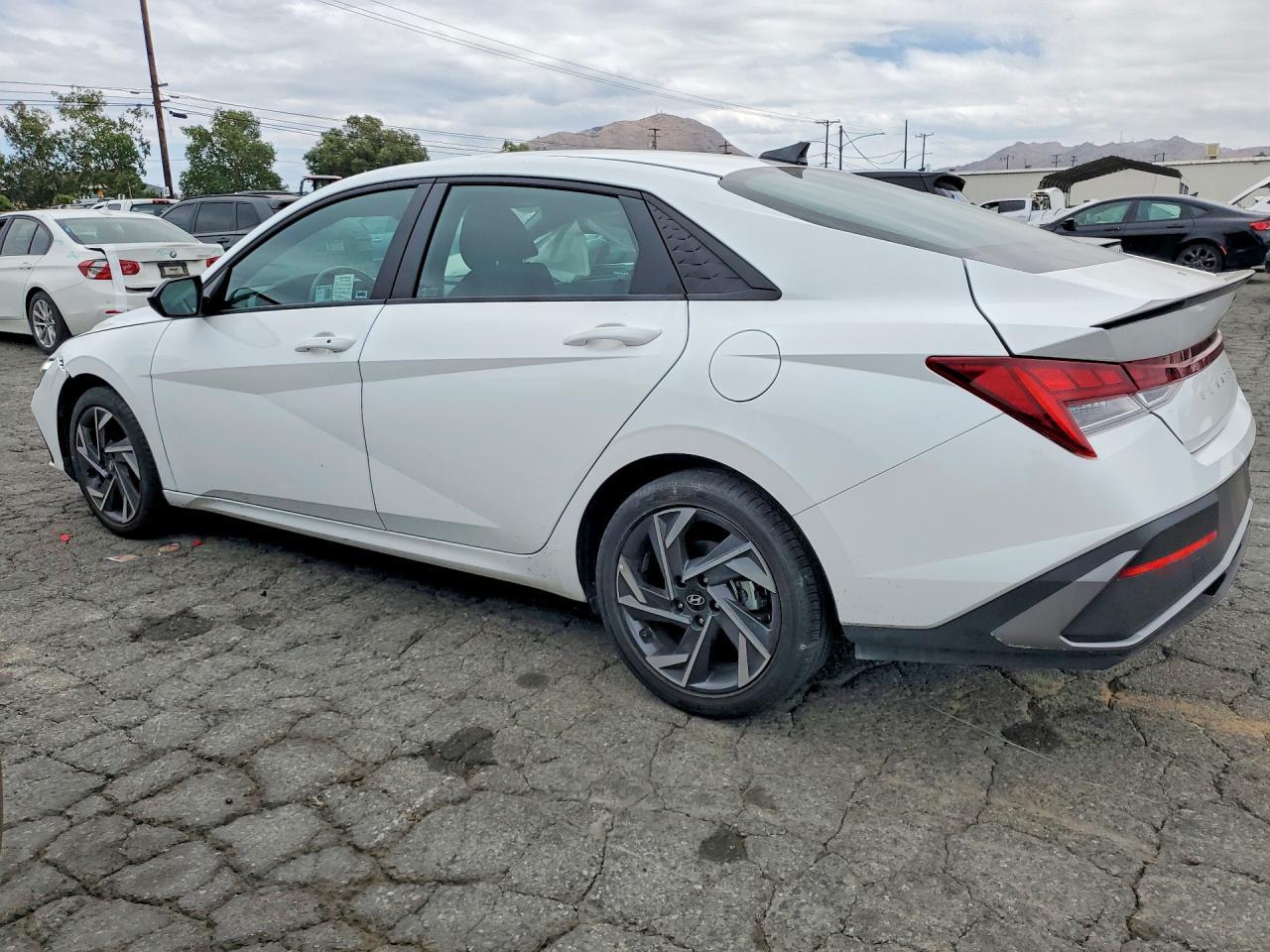 2025 Hyundai Elantra Hybrid Sel Sport - Image 2
