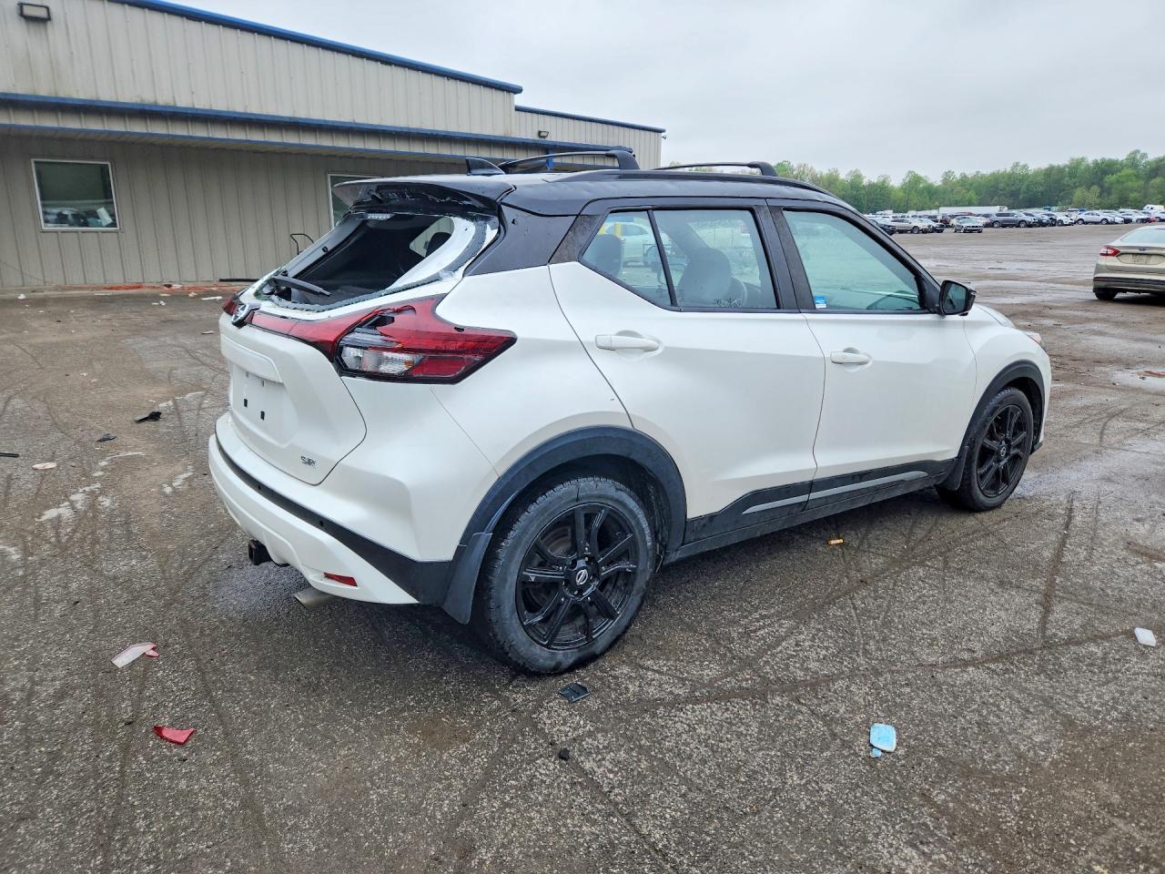 2021 Nissan Kicks Sr - Image 3