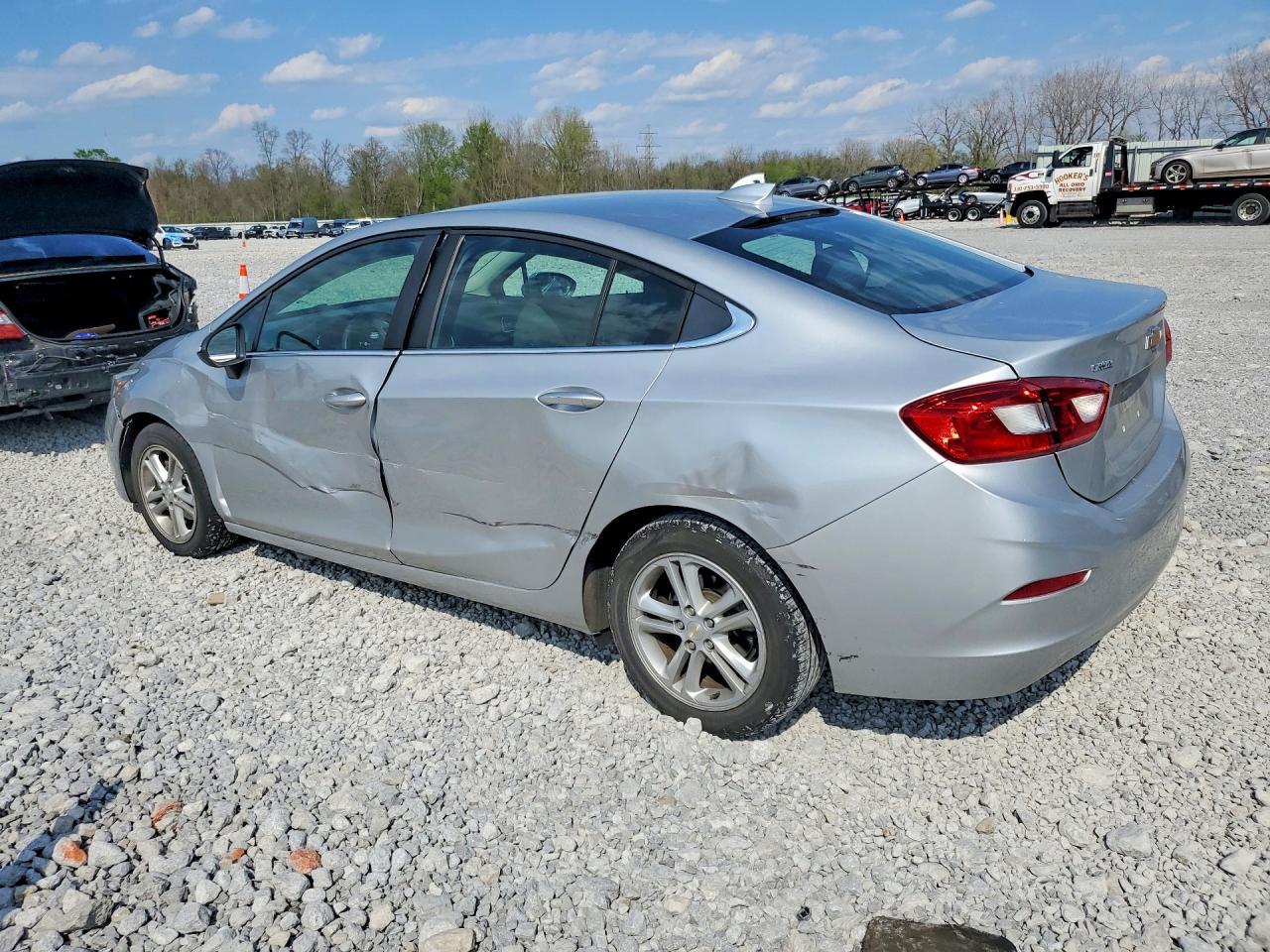 2018 Chevrolet Cruze Lt - Image 2