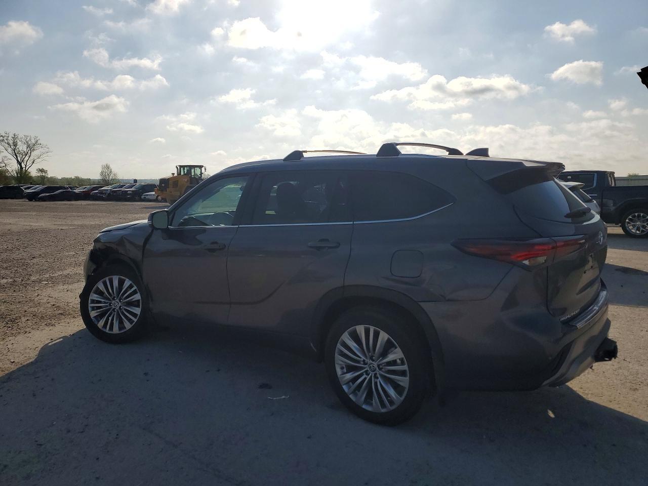 2025 Toyota Highlander Platinum - Фото 2