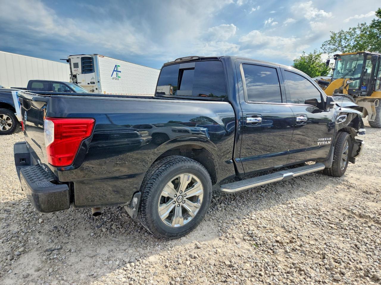 2017 Nissan Titan Sv - Image 3
