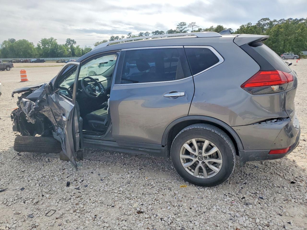 2017 Nissan Rogue Sv - Image 2
