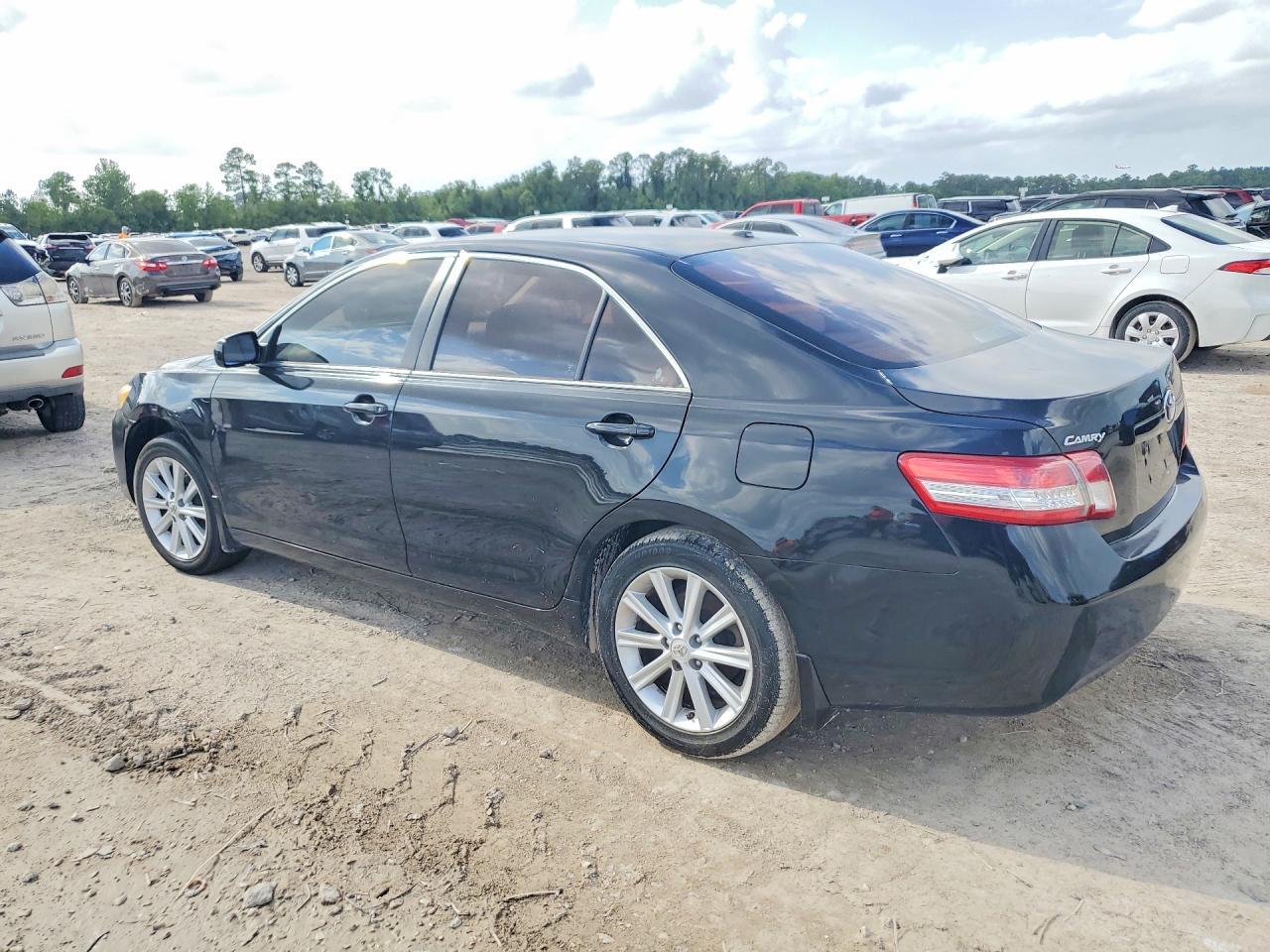 2011 Toyota Camry Base - Фото 2