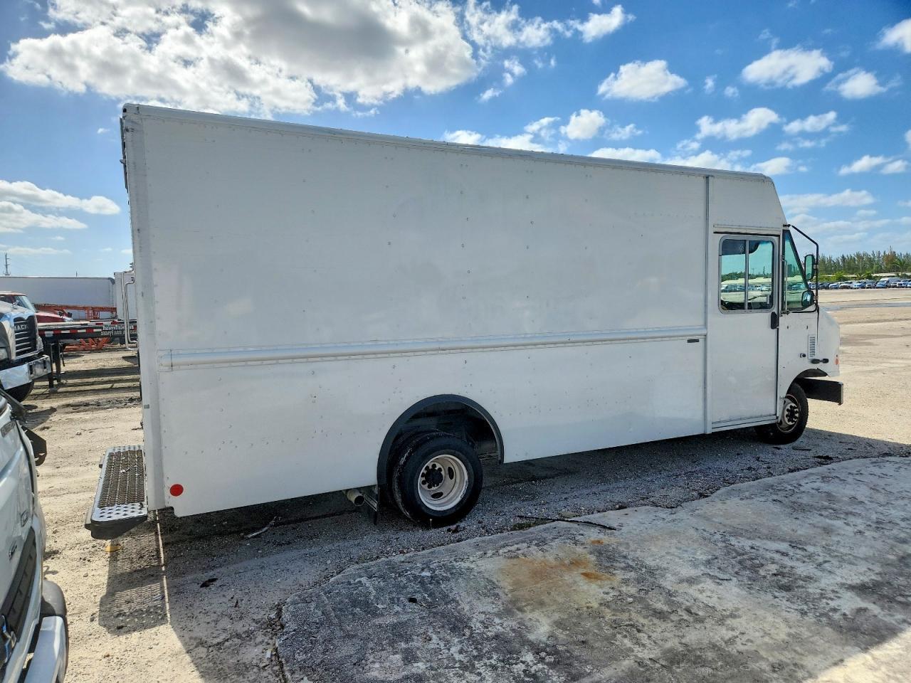 2023 Ford E450 Delivery Truck - Фото 4