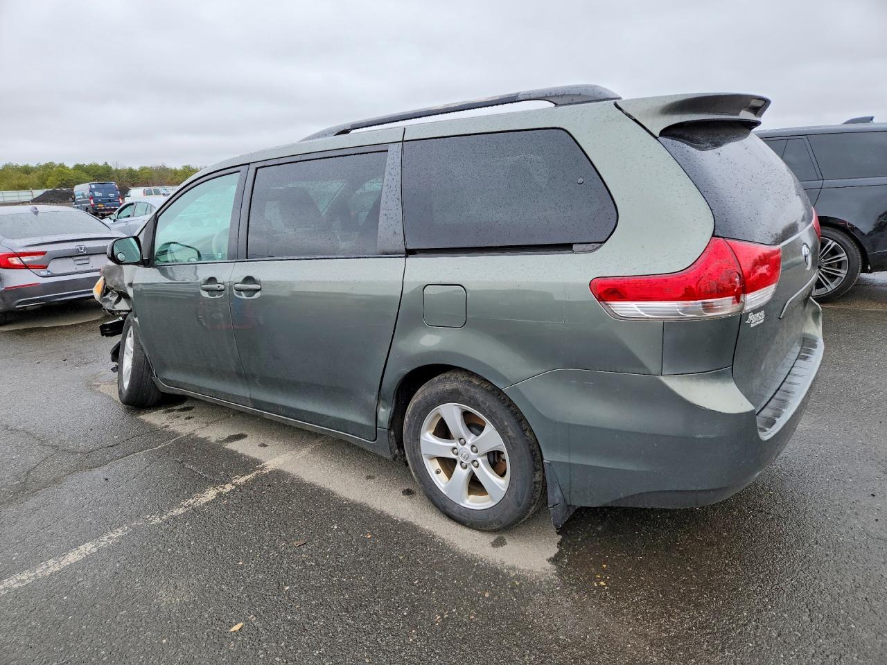 2013 Toyota Sienna Le 8-Passenger - Фото 2