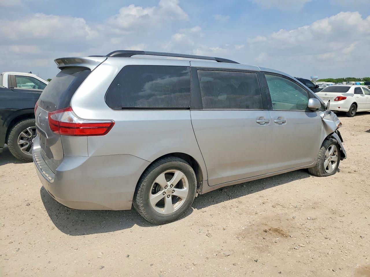 2017 Toyota Sienna Le 8-Passenger - Image 3