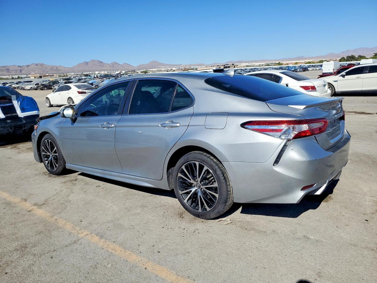 2019 Toyota Camry Se - Фото 2