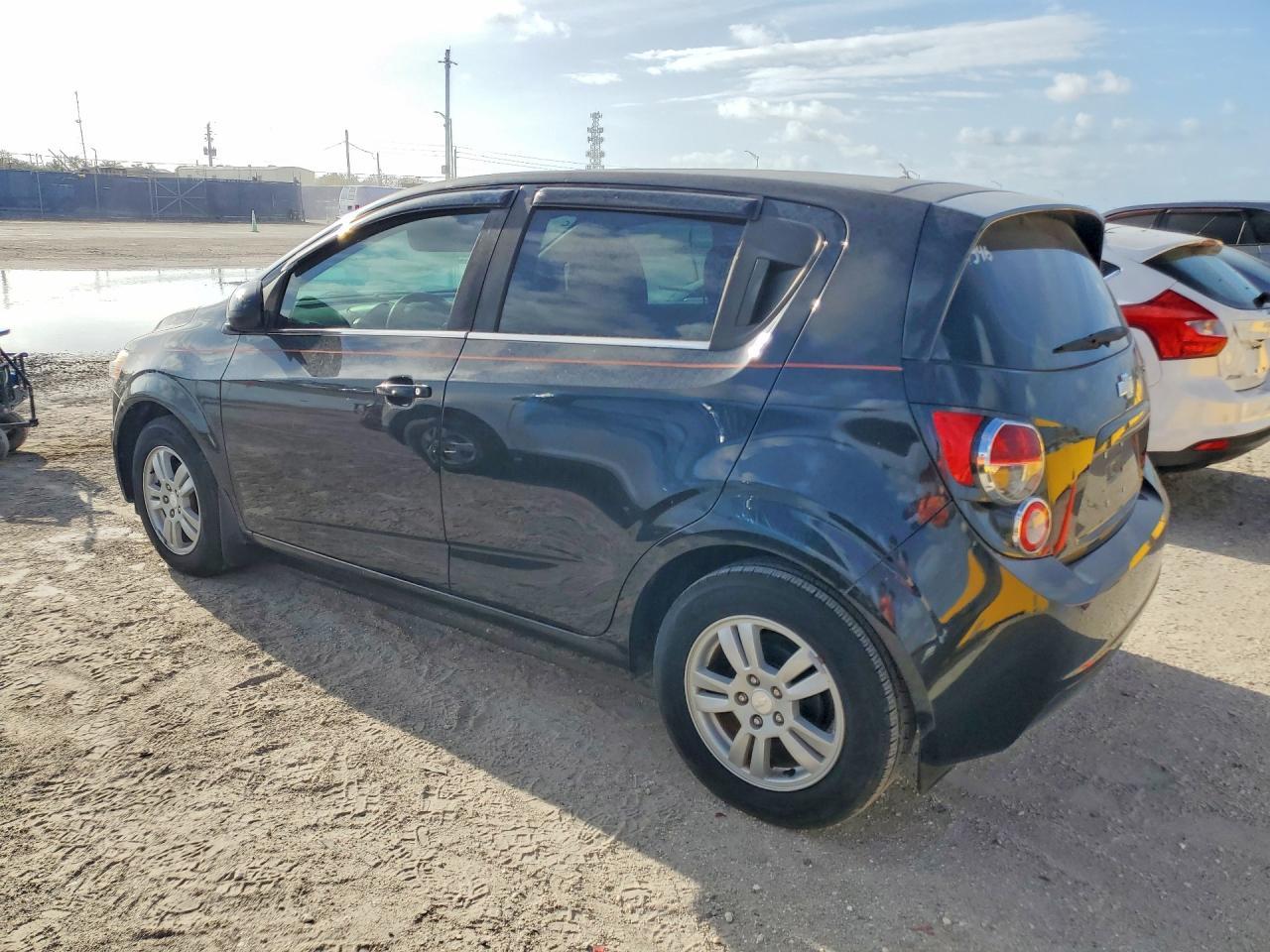 2015 Chevrolet Sonic Lt - Image 2