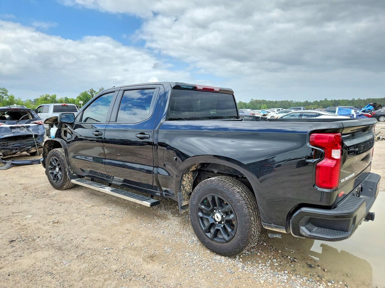 2023 Chevrolet Silverado - Фото 2