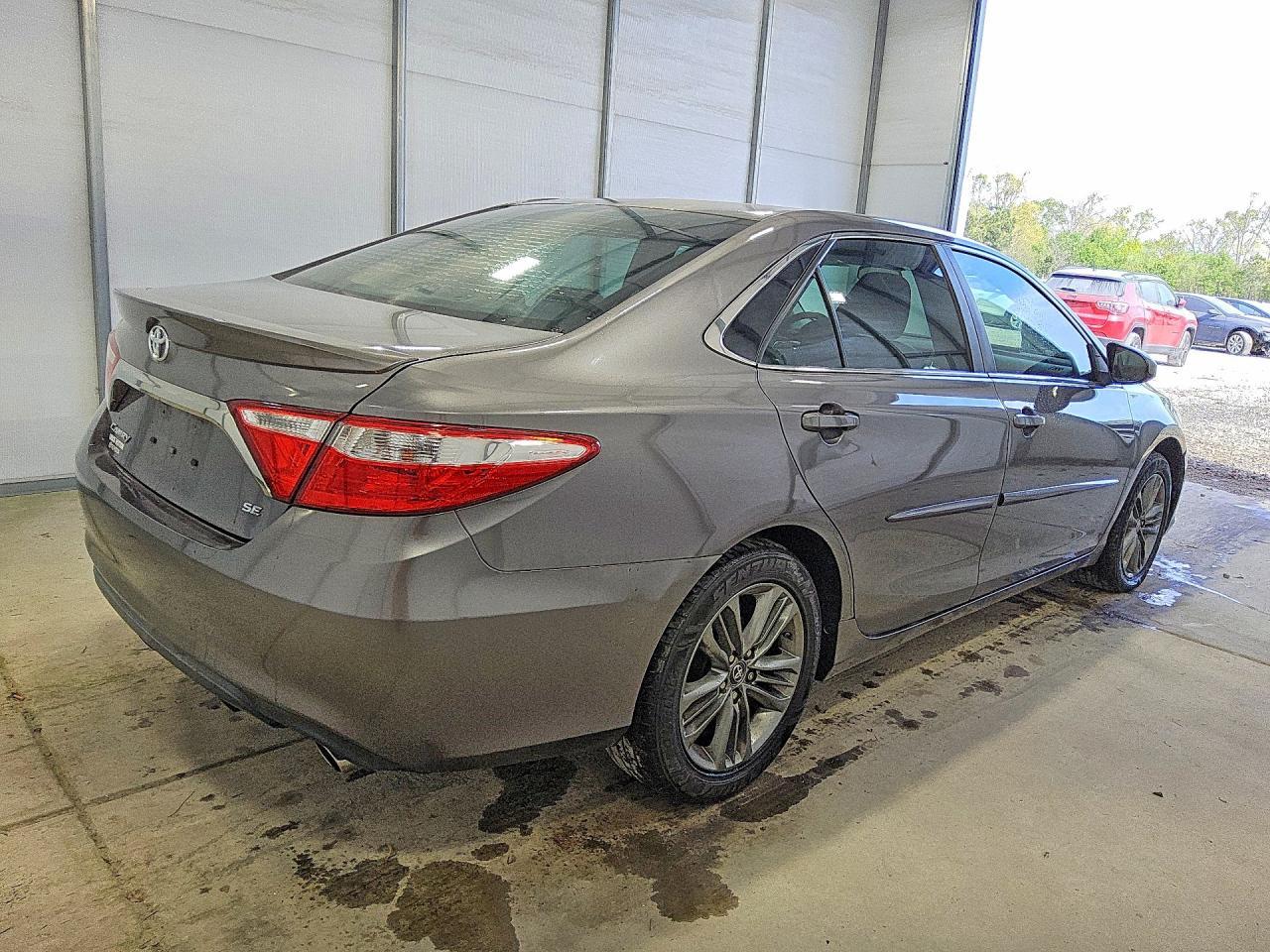 2017 Toyota Camry Se - Фото 3