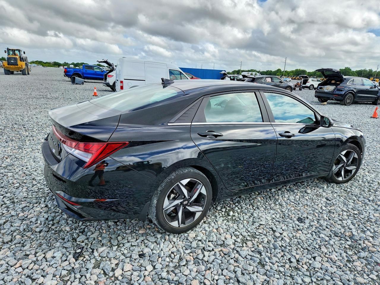 2023 Hyundai Elantra Limited - Фото 3