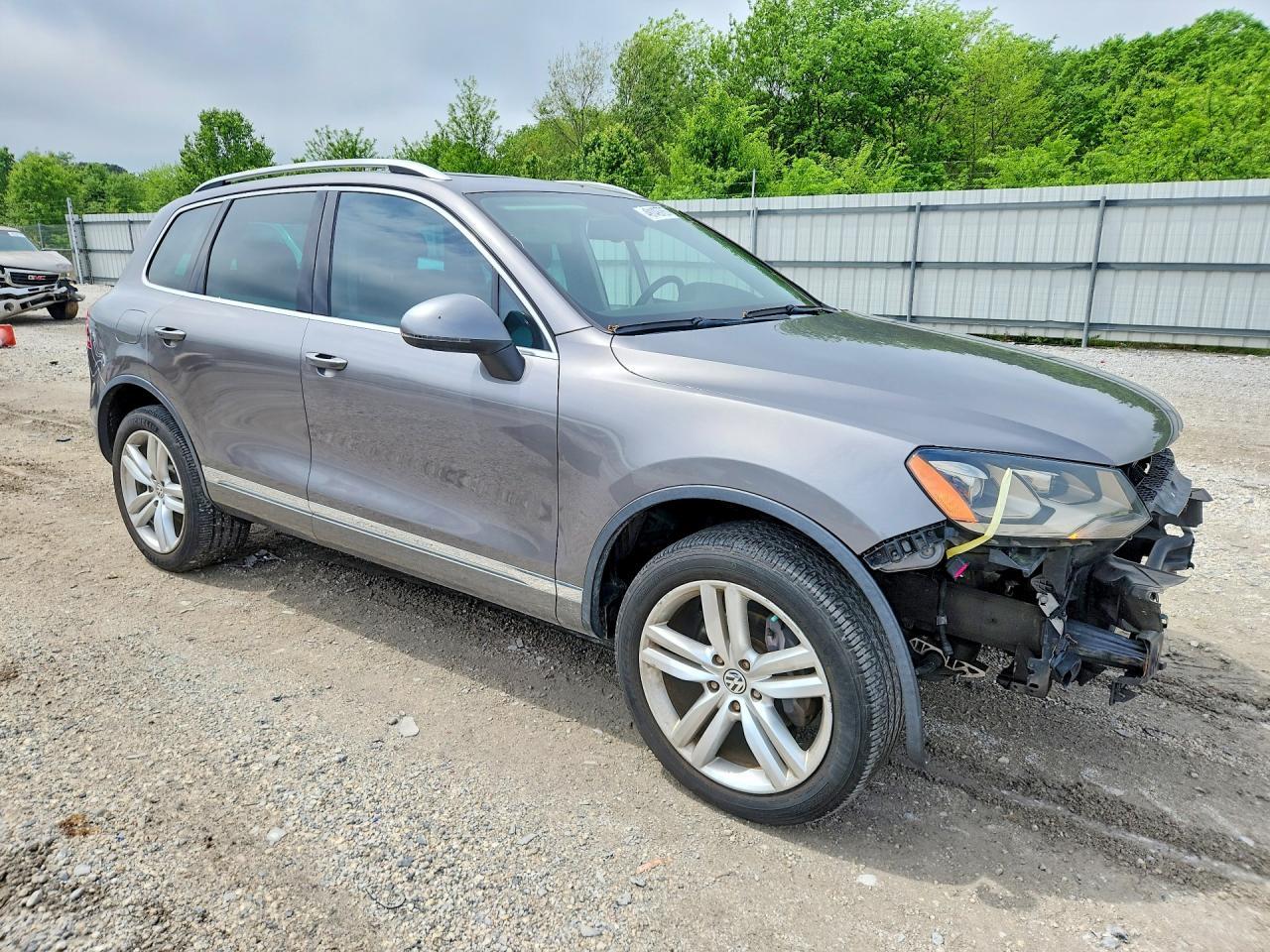 2011 Volkswagen Touareg - Image 4