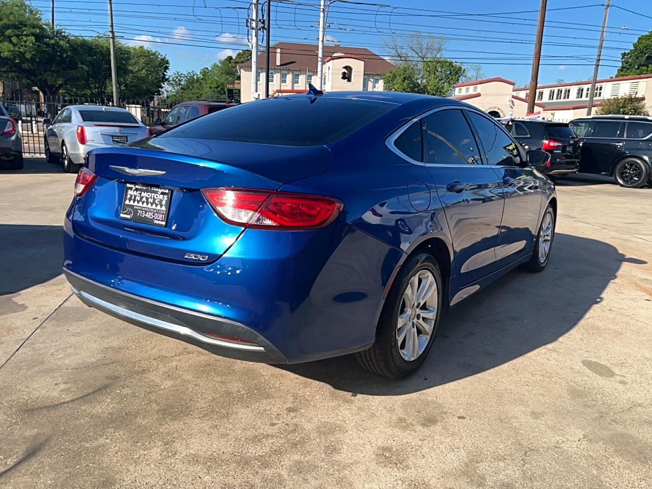 2016 Chrysler 200 Limited - Image 4