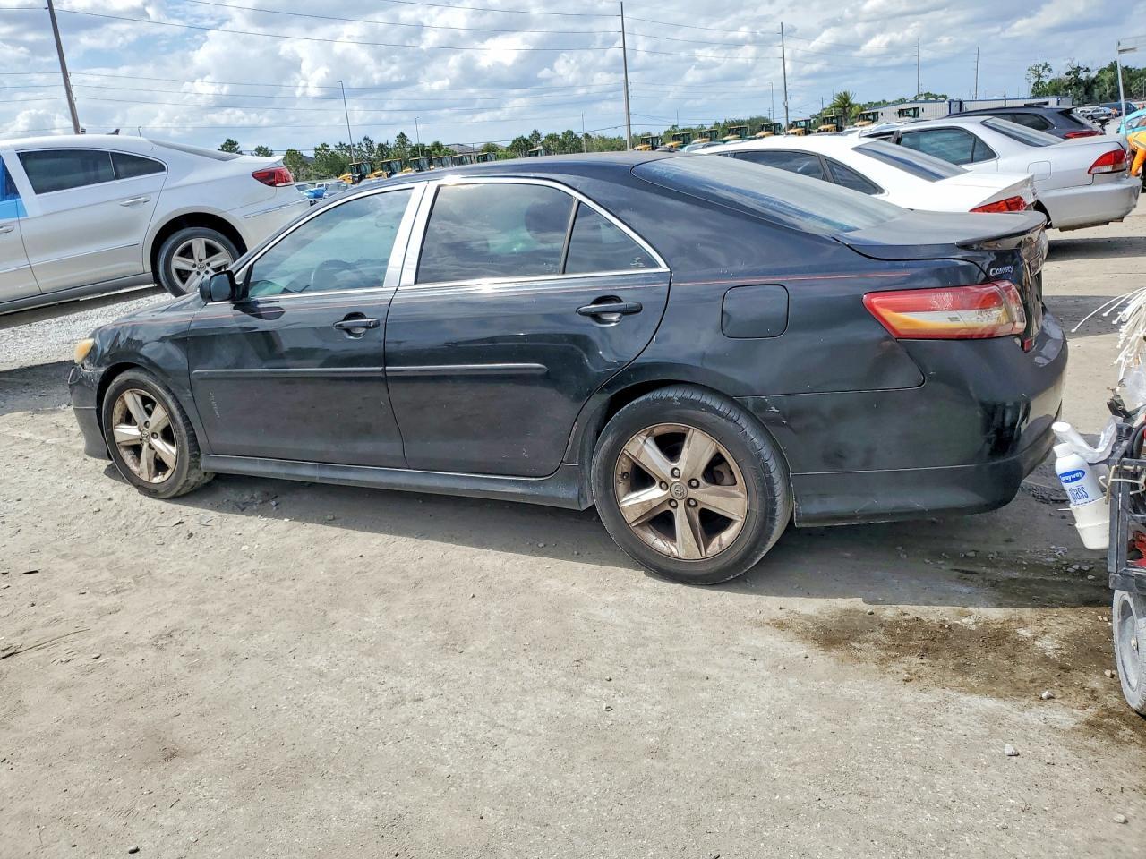 2010 Toyota Camry Se - Фото 2