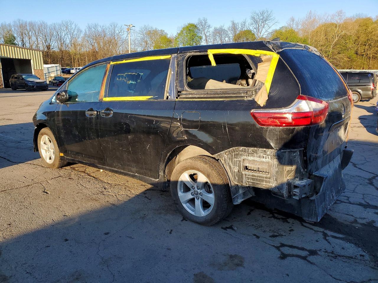 2020 Toyota Sienna L - Фото 2