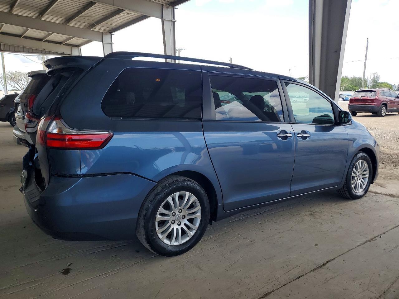 2017 Toyota Sienna Xle 8-Passenger - Фото 3