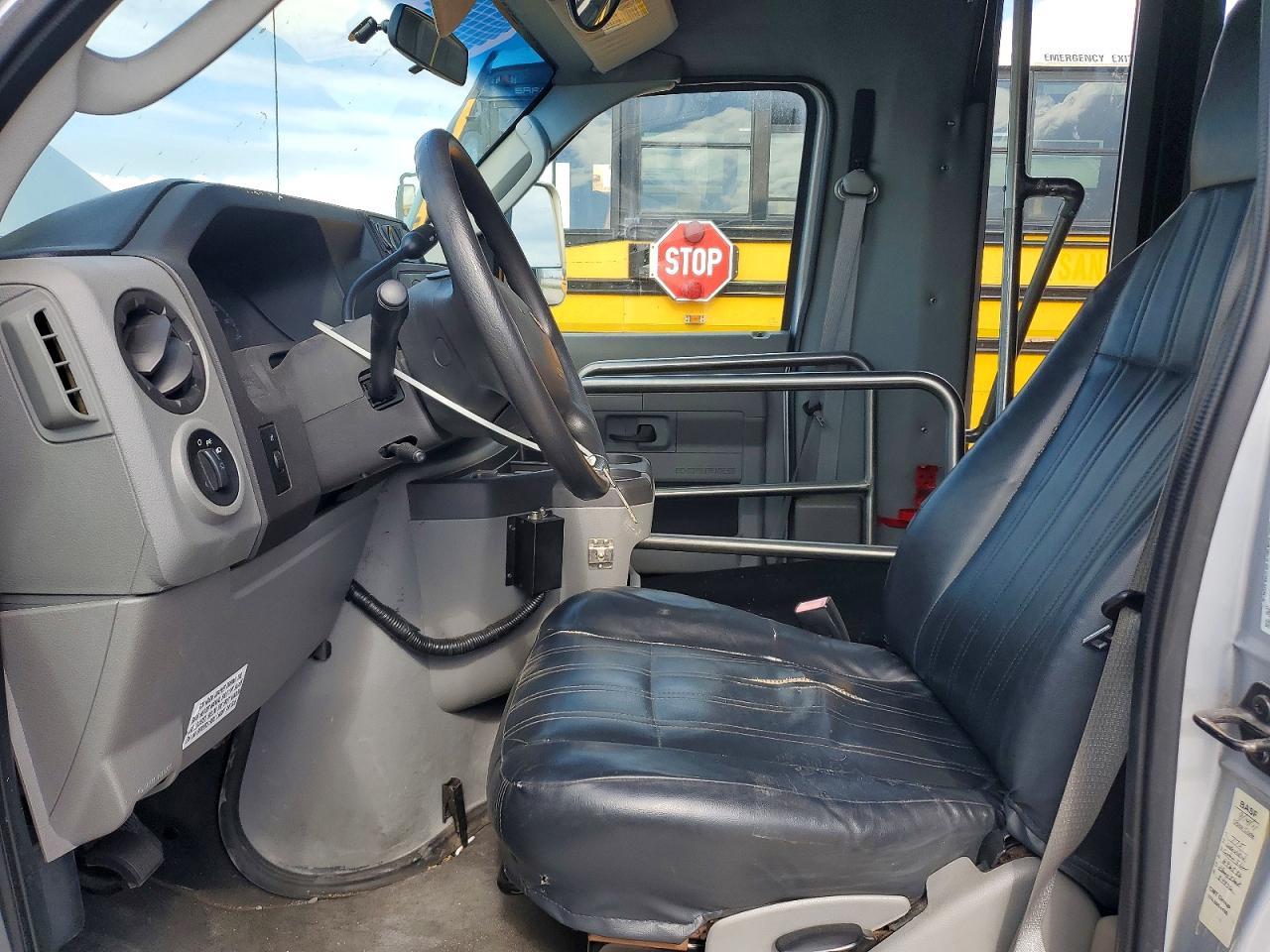 2011 Ford E450 Shuttle Bus - Image 7