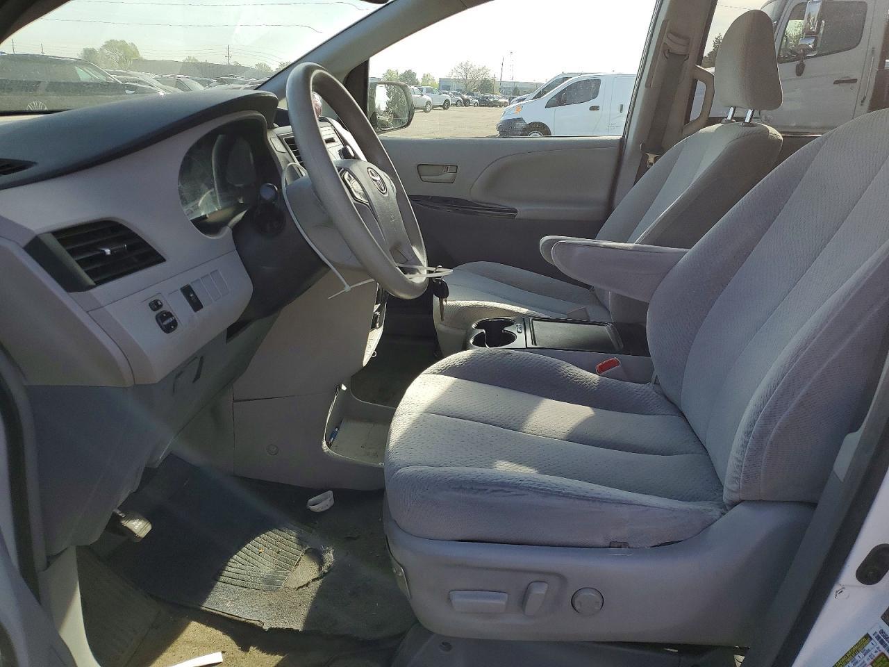 2014 Toyota Sienna Le - Фото 7