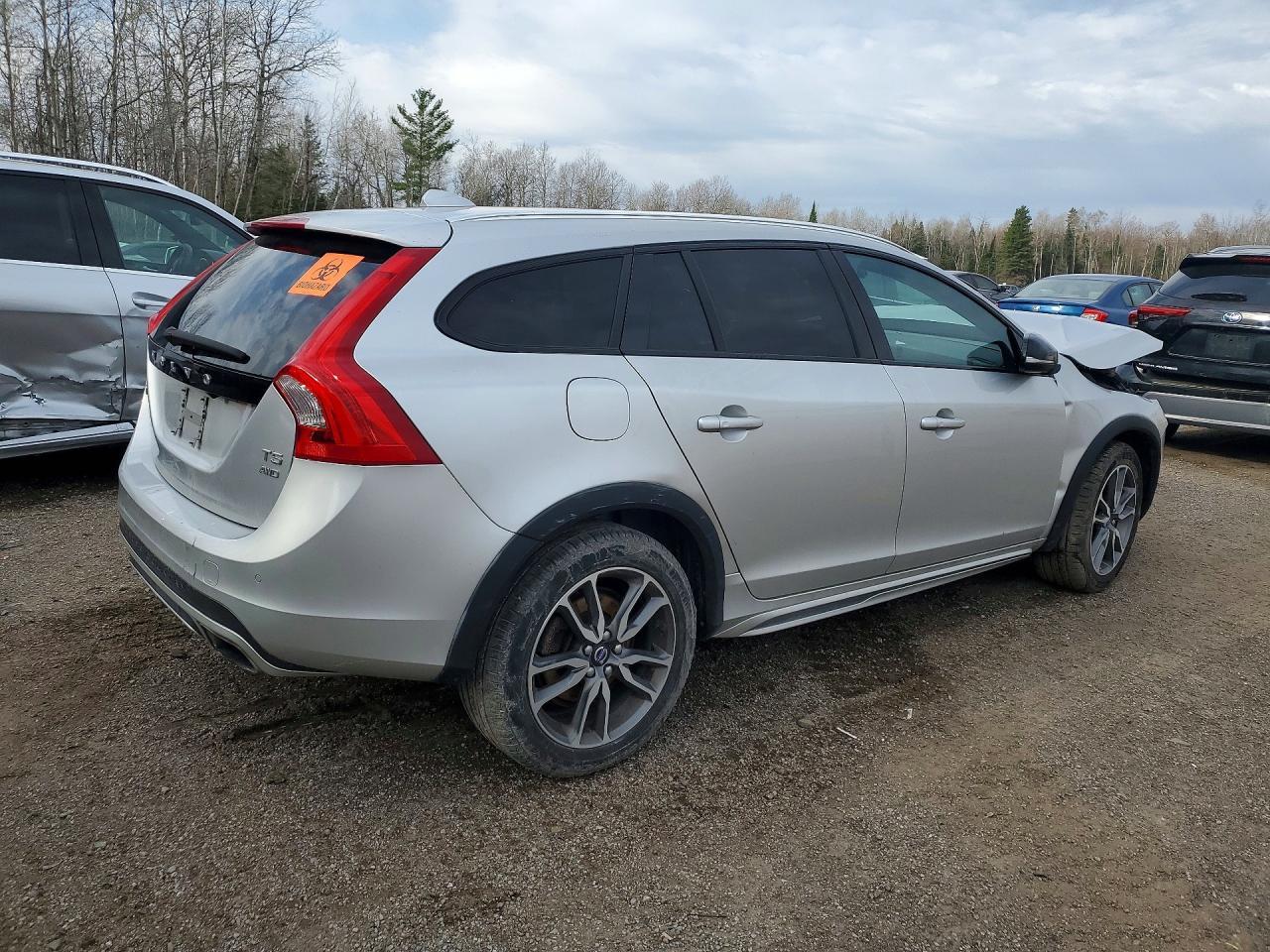 2015 Volvo V60 Cross Country T5 Wagon Awd - Image 3