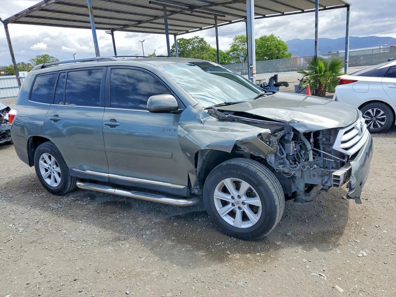 2013 Toyota Highlander Plus - Image 4