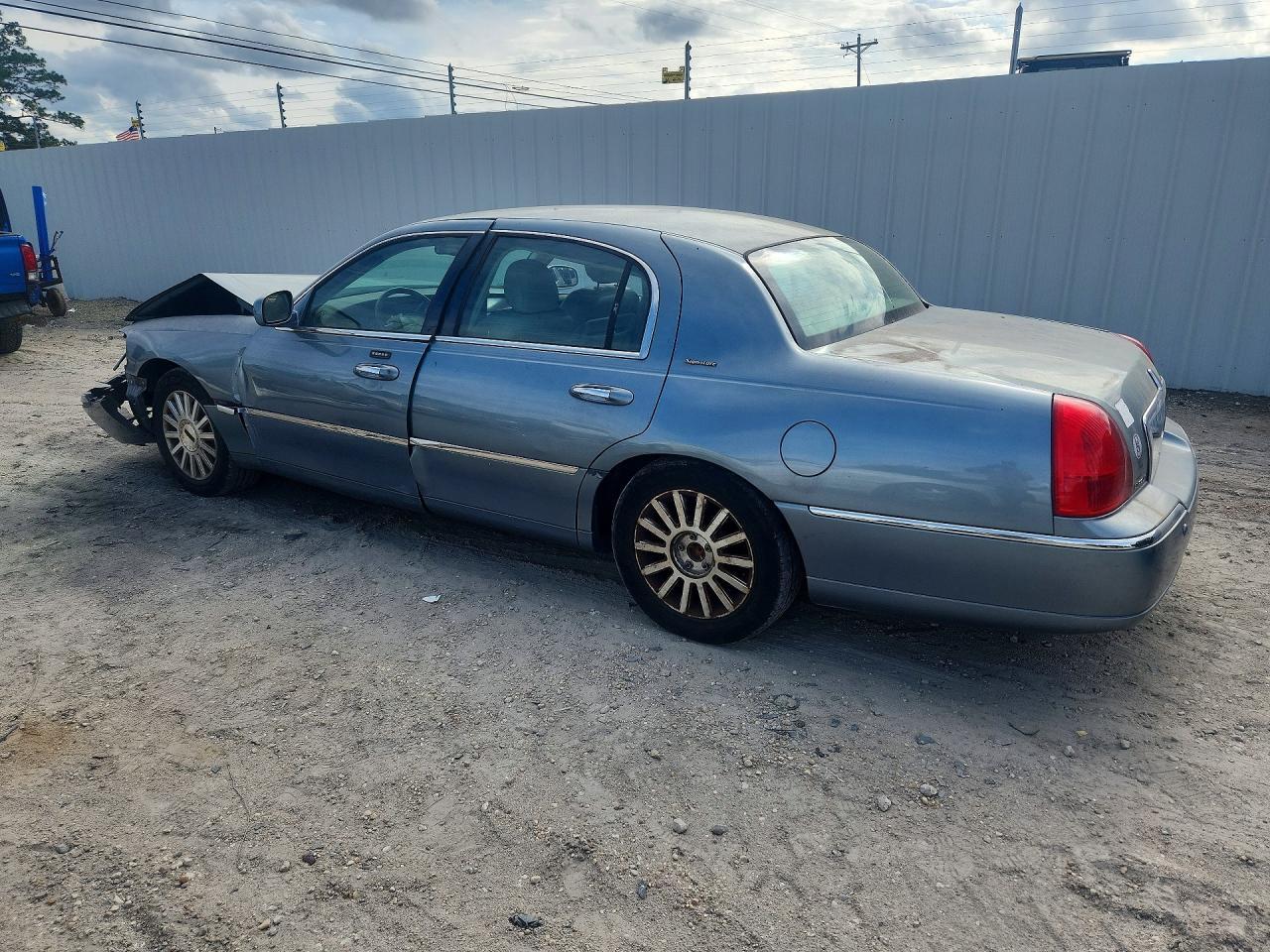 2004 Lincoln Town Car Executive - Фото 2