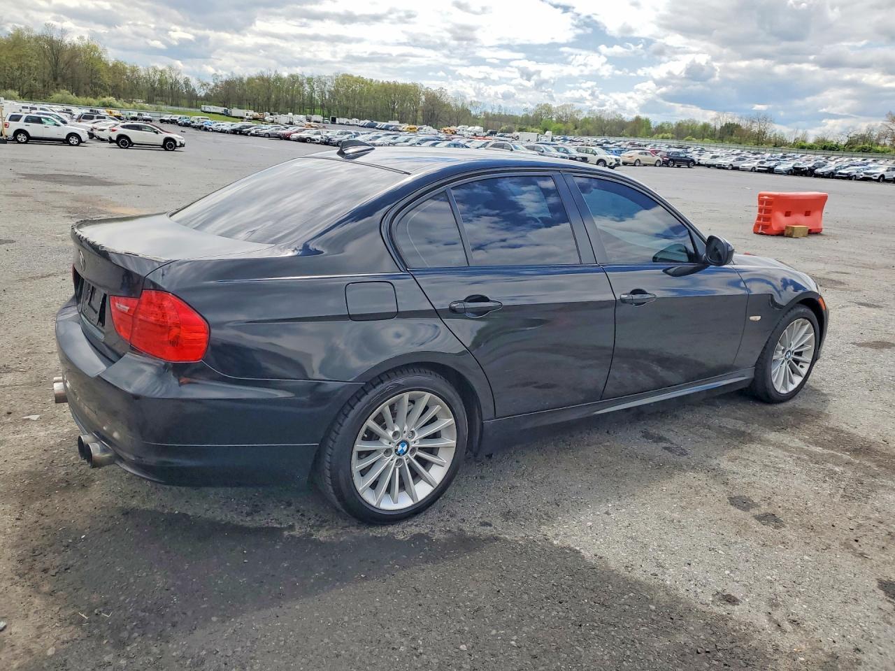 2011 BMW 335 Xi - Image 3