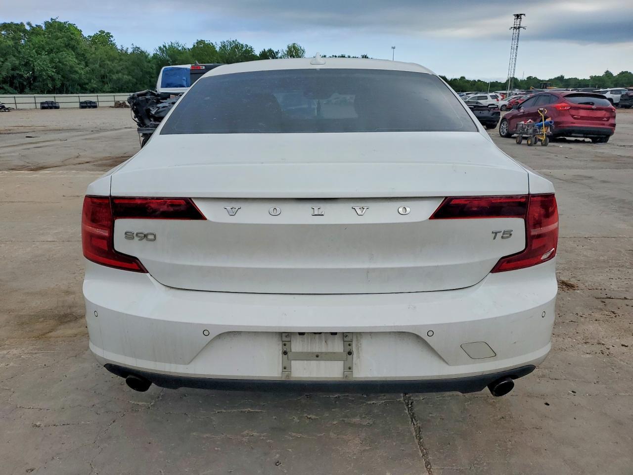 2018 Volvo S90 T5 Momentum - Image 6