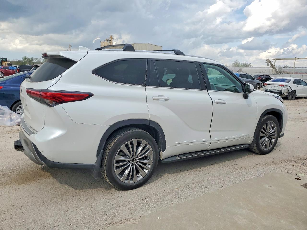 2022 Toyota Highlander Platinum - Фото 3