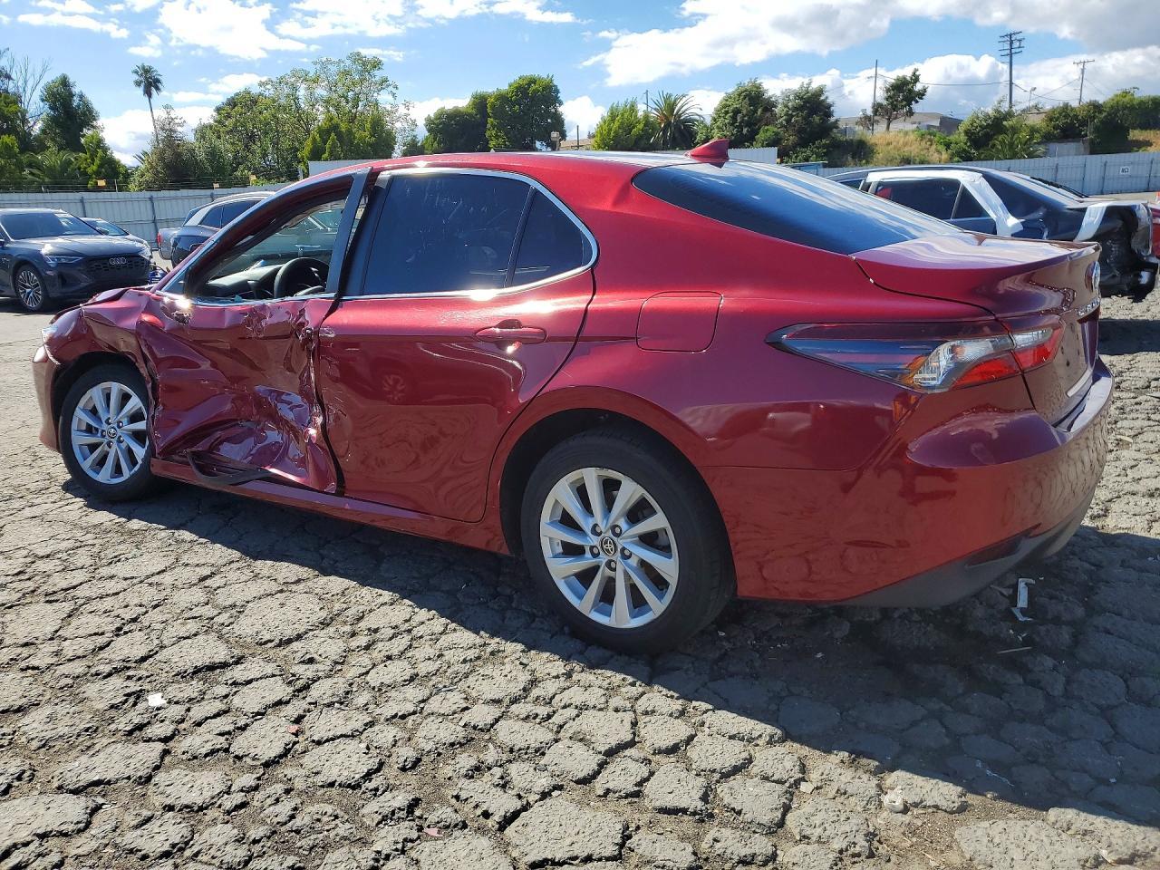 2021 Toyota Camry Le - Фото 2