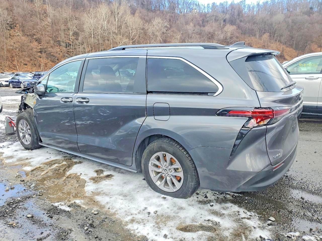 2025 Toyota Sienna Xle 8-Passenger - Фото 2