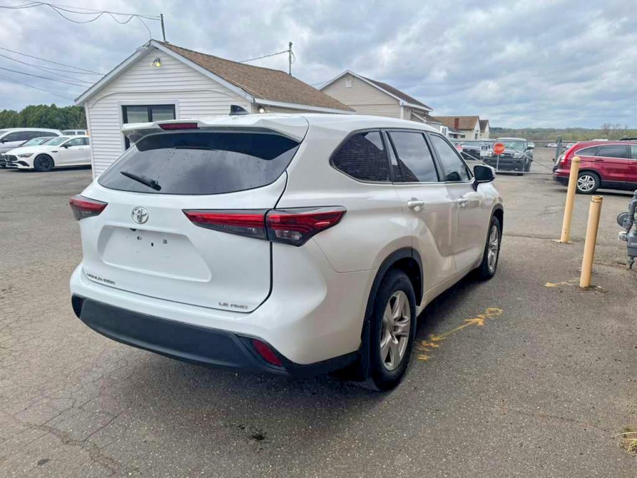 2023 Toyota Highlander Le - Image 3