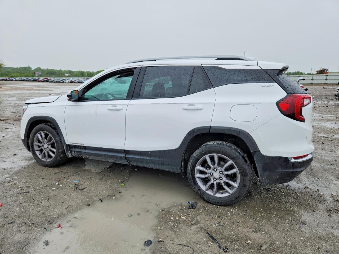 2022 GMC Terrain Slt - Image 2