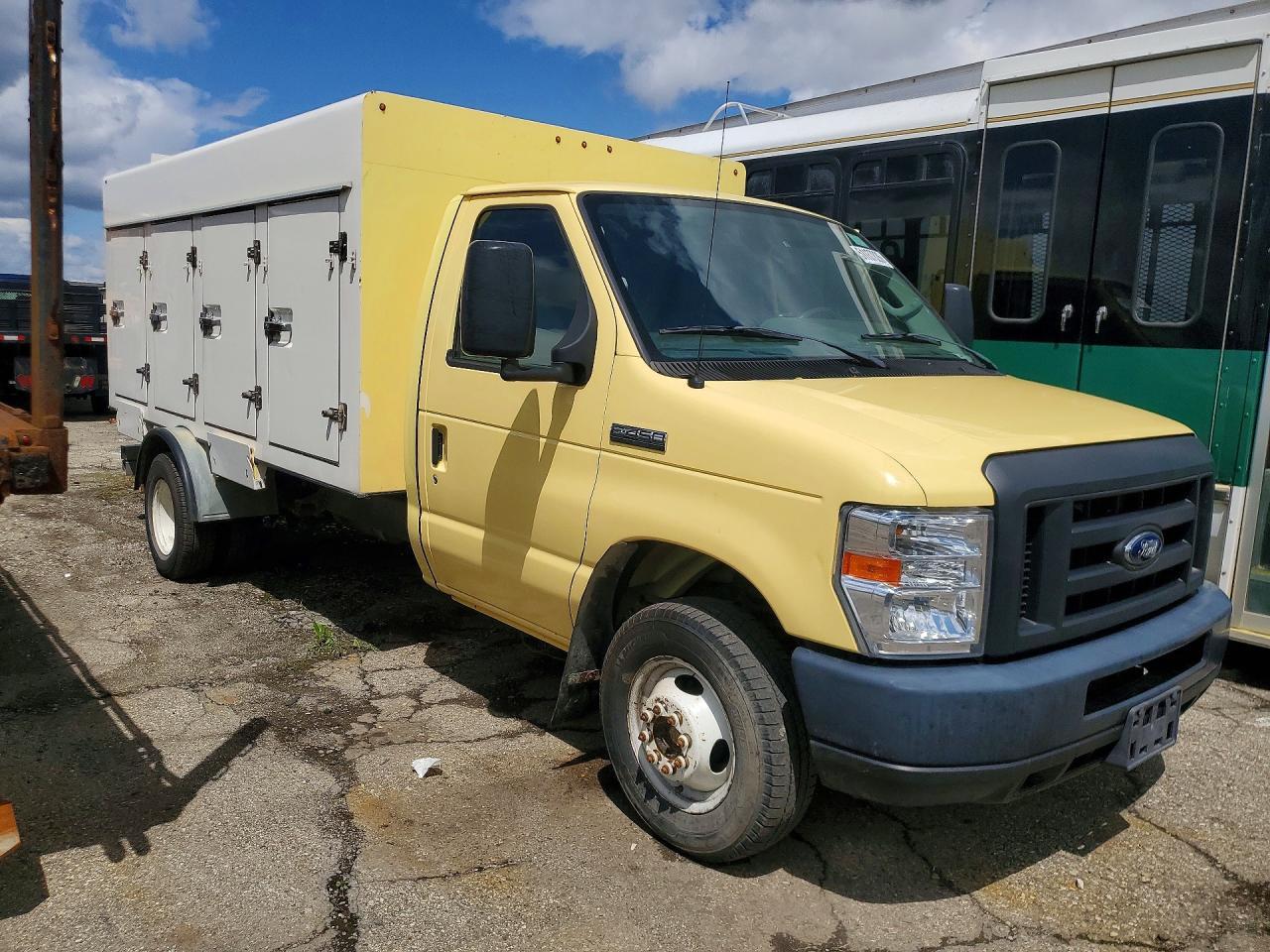 2019 Ford Econoline E450 Super Duty Cutaway Van - Image 4