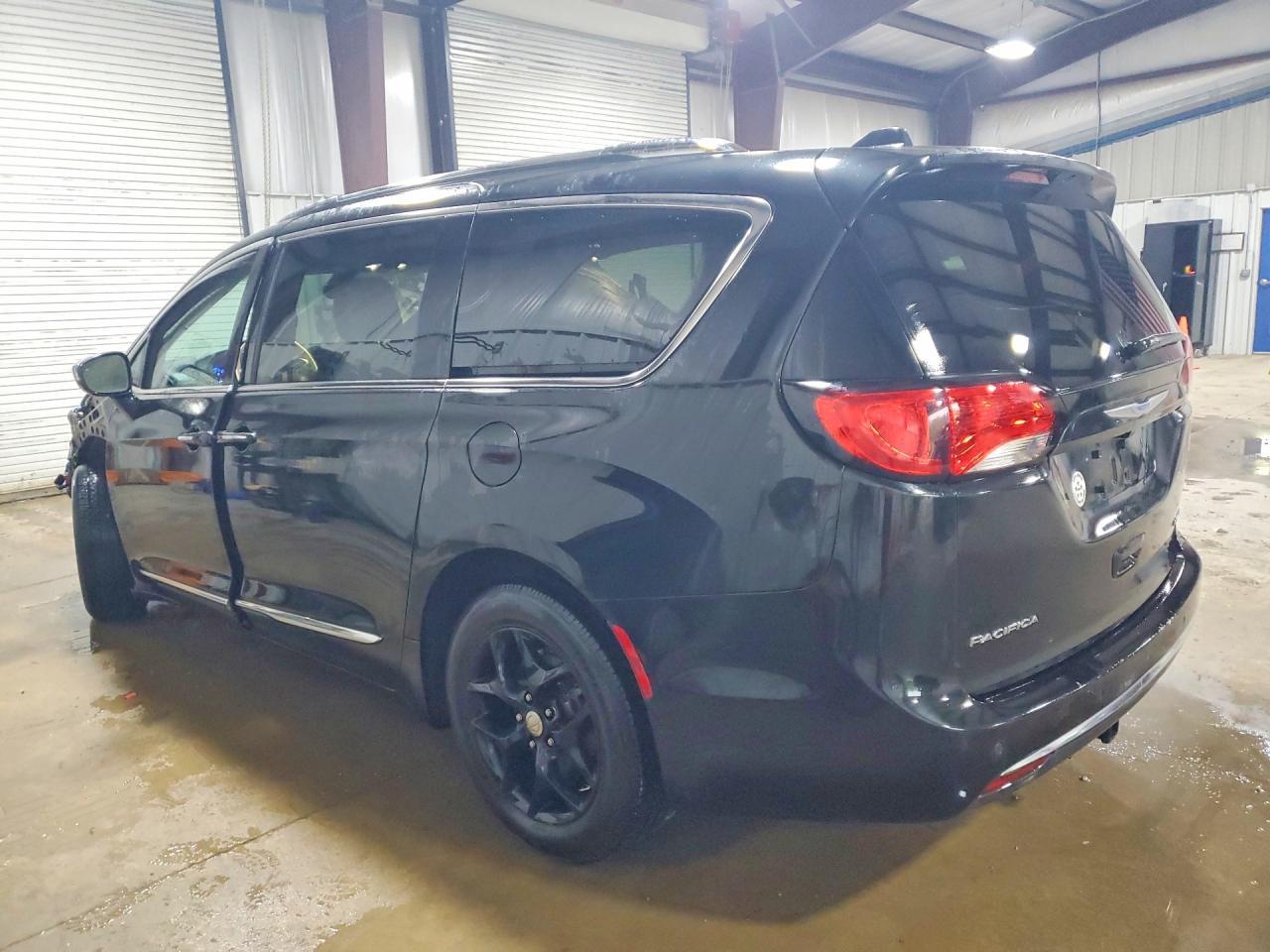 2018 Chrysler Pacifica Limited - Image 2