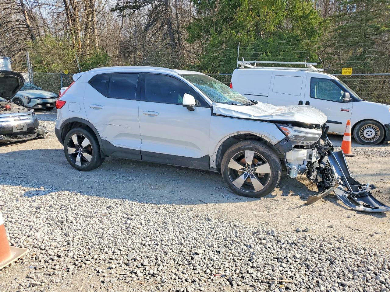 2020 Volvo Xc40 T5 Momentum - Image 4